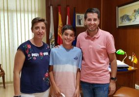 Ampliar información de El Alcalde recibe al joven estudiante Óscar Pascual Zapata, finalista de la Primavera Matemática.