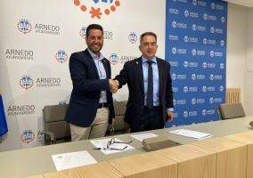 Ampliar información de Ejecutivo regional y Ayuntamiento firman el convenio para la financiación de los 180.000 euros de la renovación del anexo 11