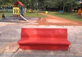 Ampliar información de El Consejo Infantil se implica con la ciudad pintando los bancos del Parque del Cidacos