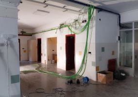 Ampliar información de Las obras de reforma de instalación eléctrica del Colegio Antonio Delgado Calvete avanzan a buen ritmo