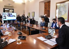 Ampliar información de Javier García participa en un foro de apoyo al sector calzado junto a otros alcaldes y alcaldesas.