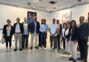 Ampliar información de El Alcalde participa en la inauguración de la exposición del Grado de Diseño y Producción de Calzado del IES Virgen de Vico