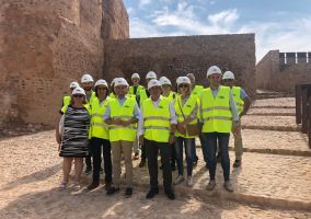 Ampliar información de El Delegado del Gobierno y el Alcalde de Arnedo visitan las obras del Castillo, próximas a su final.